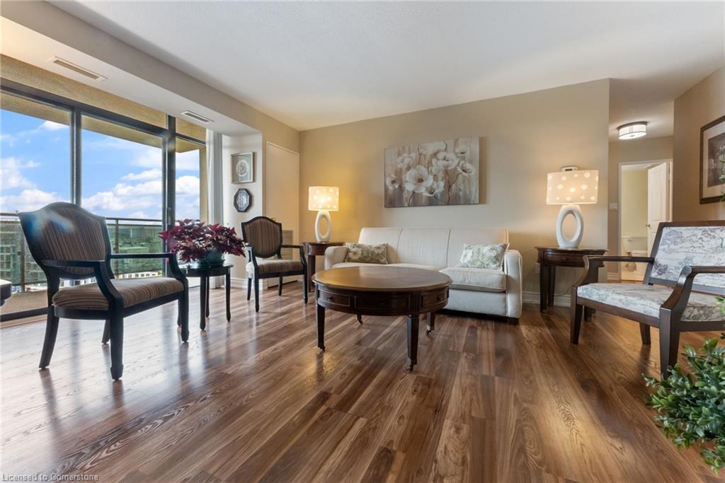 1605-301 Frances Avenue, Stoney Creek, ON - Indoor Photo Showing Living Room