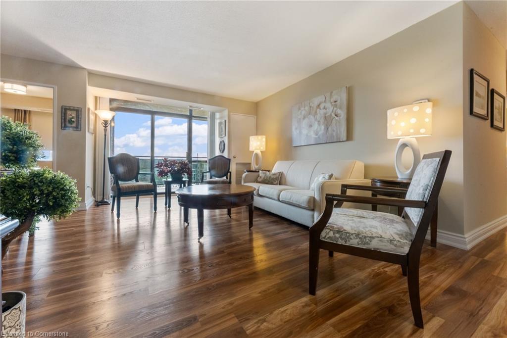 1605-301 Frances Avenue, Stoney Creek, ON - Indoor Photo Showing Living Room