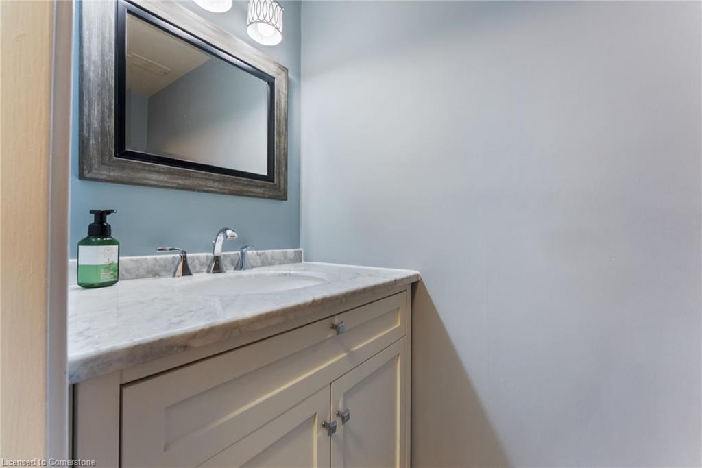1605-301 Frances Avenue, Stoney Creek, ON - Indoor Photo Showing Bathroom