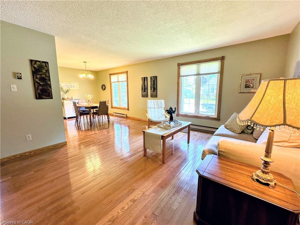 804 Ruby Street, Port Elgin, ON - Indoor Photo Showing Living Room