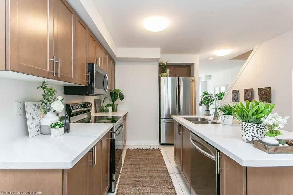 386 Linden Drive, Cambridge, ON - Indoor Photo Showing Kitchen With Double Sink With Upgraded Kitchen