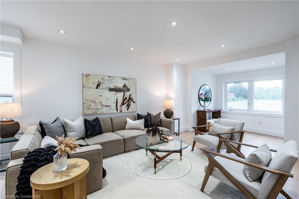 4471 First Avenue, Niagara Falls, ON - Indoor Photo Showing Living Room