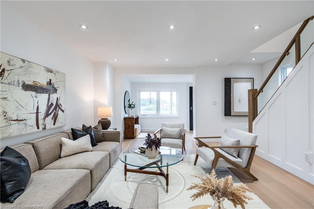 4471 First Avenue, Niagara Falls, ON - Indoor Photo Showing Living Room