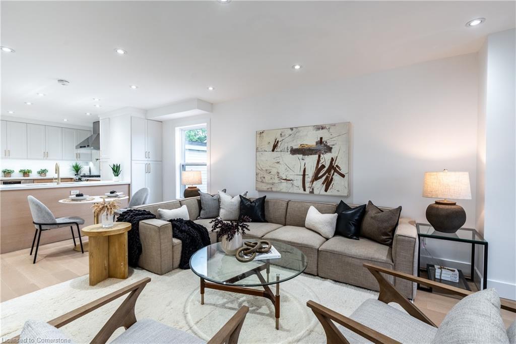 4471 First Avenue, Niagara Falls, ON - Indoor Photo Showing Living Room