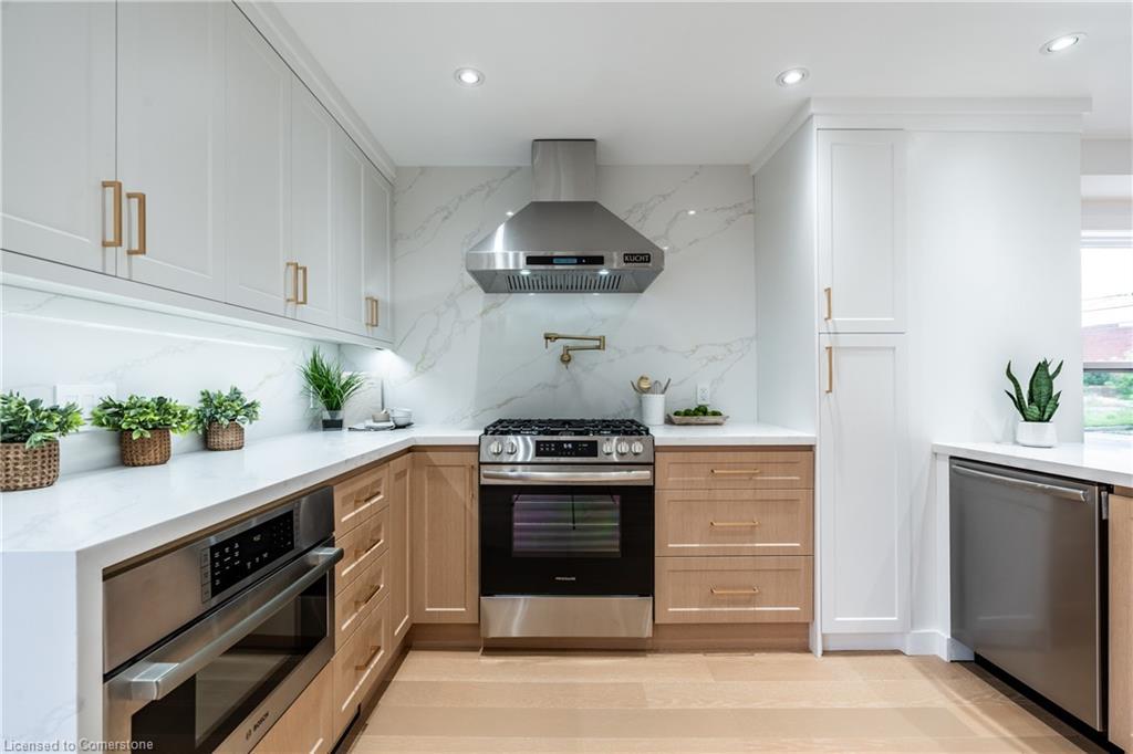 4471 First Avenue, Niagara Falls, ON - Indoor Photo Showing Kitchen With Upgraded Kitchen