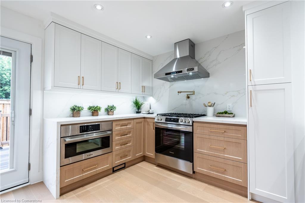 4471 First Avenue, Niagara Falls, ON - Indoor Photo Showing Kitchen With Upgraded Kitchen