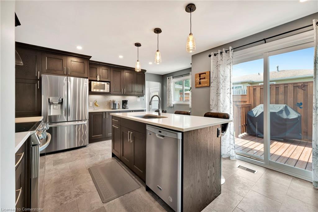 375 Elliott Street, Cambridge, ON - Indoor Photo Showing Kitchen With Upgraded Kitchen