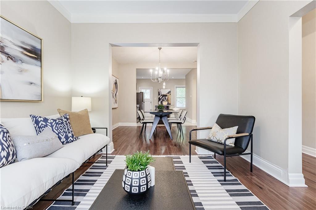 20 Burlington Street E, Hamilton, ON - Indoor Photo Showing Living Room