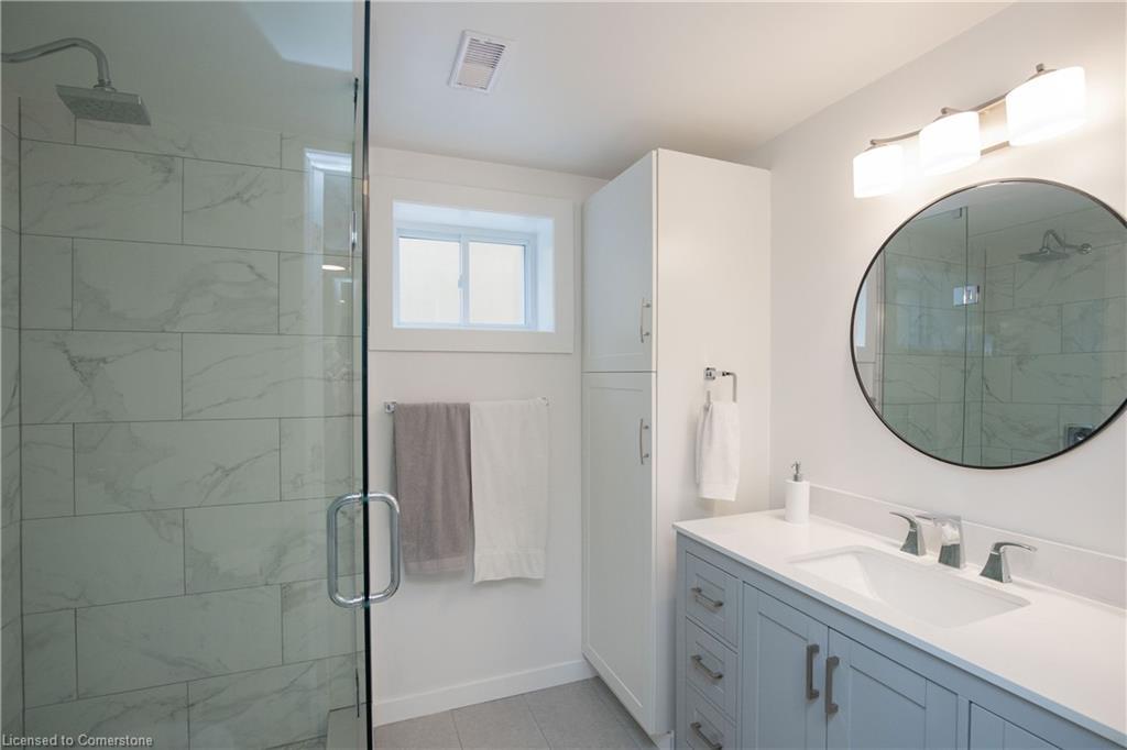 Lower-358 East 43Rd Street, Hamilton, ON - Indoor Photo Showing Bathroom