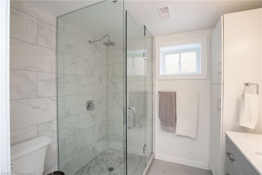 Lower-358 East 43Rd Street, Hamilton, ON - Indoor Photo Showing Bathroom