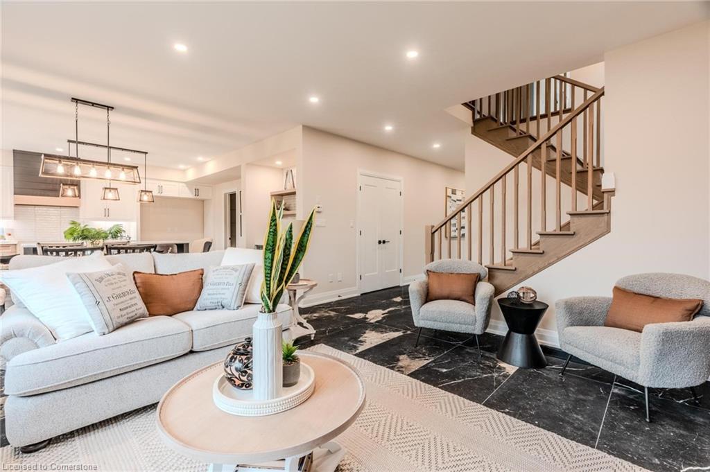 7 Bartlett Avenue, Grimsby, ON - Indoor Photo Showing Living Room
