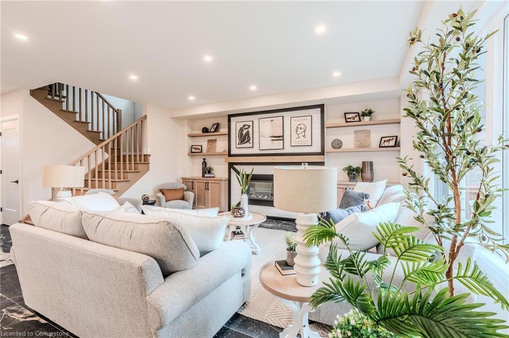 7 Bartlett Avenue, Grimsby, ON - Indoor Photo Showing Living Room