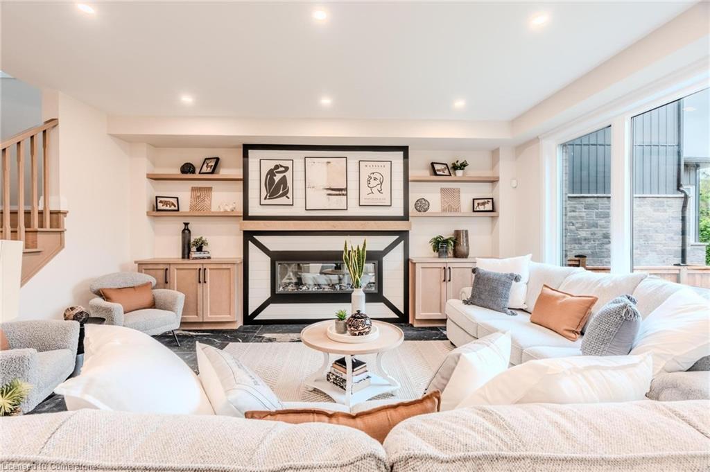 7 Bartlett Avenue, Grimsby, ON - Indoor Photo Showing Living Room With Fireplace