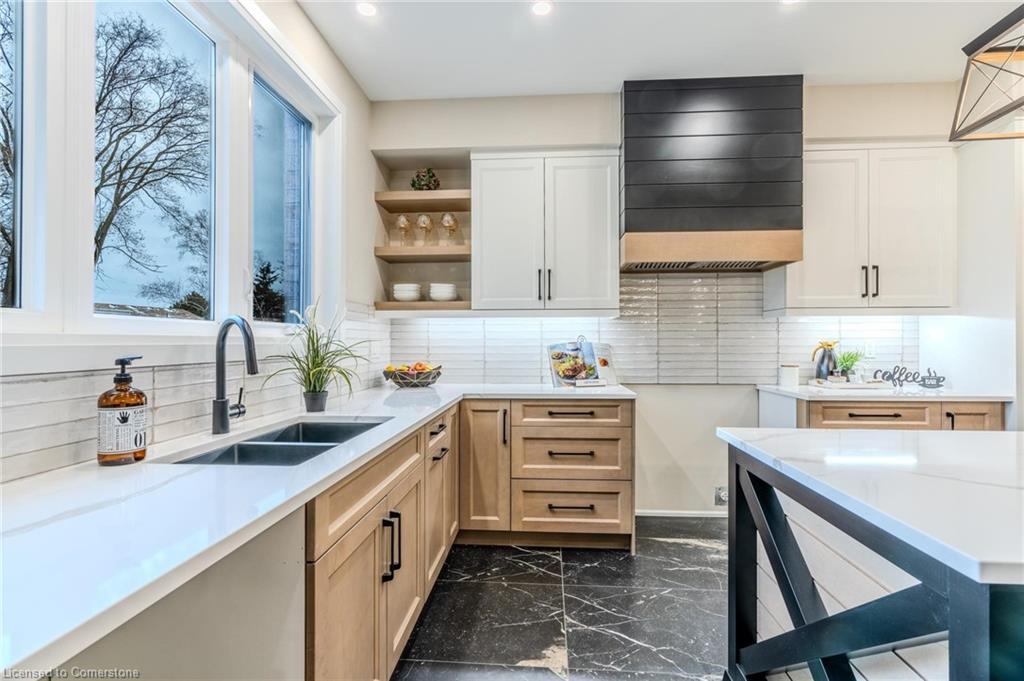 7 Bartlett Avenue, Grimsby, ON - Indoor Photo Showing Kitchen With Double Sink With Upgraded Kitchen