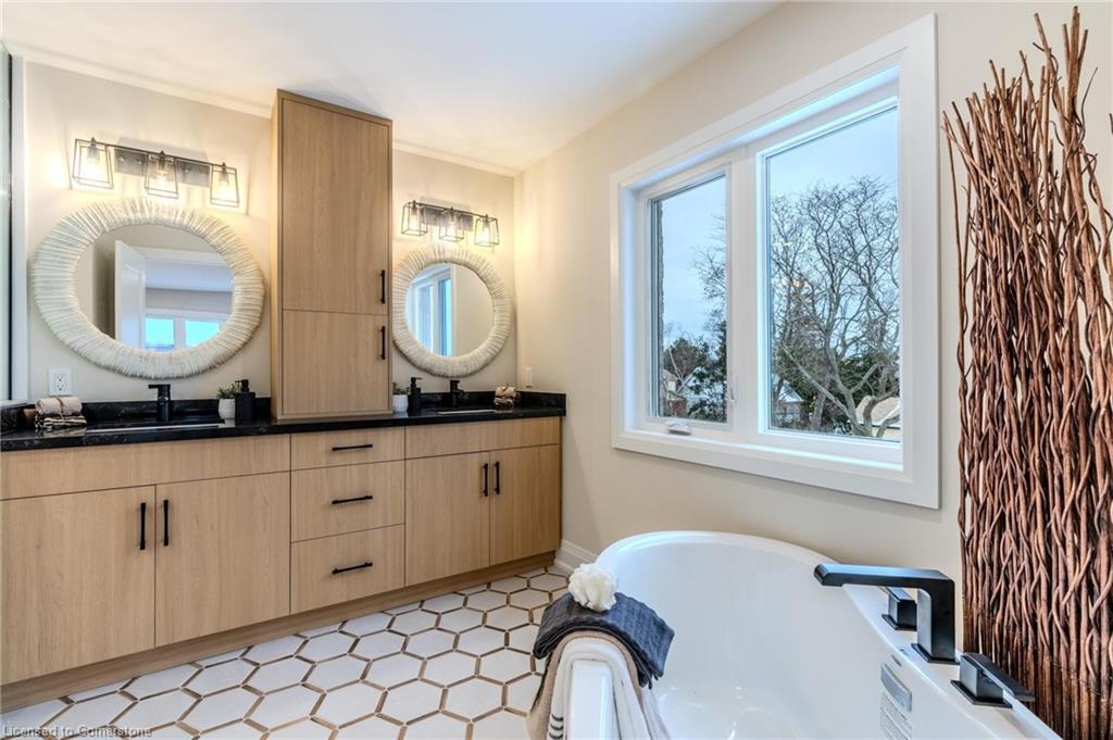 7 Bartlett Avenue, Grimsby, ON - Indoor Photo Showing Bathroom