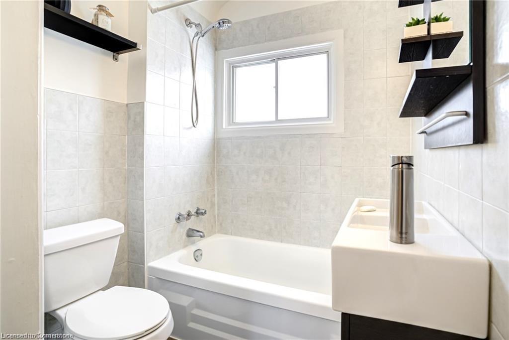 95 Case Street, Hamilton, ON - Indoor Photo Showing Bathroom