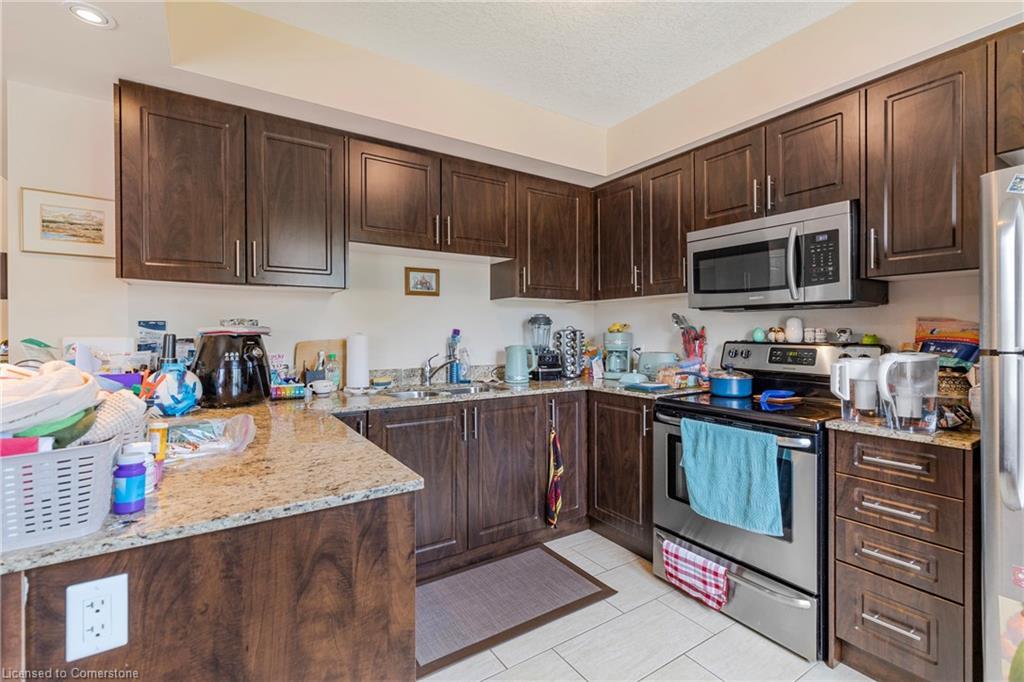 108-886 Golf Links Road, Ancaster, ON - Indoor Photo Showing Kitchen With Double Sink
