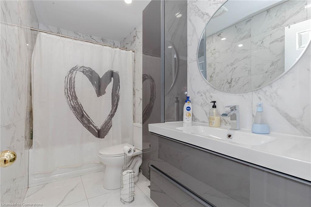 4155 Dursley Crescent, Mississauga, ON - Indoor Photo Showing Bathroom