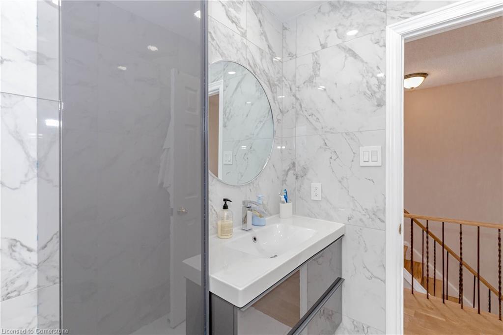 4155 Dursley Crescent, Mississauga, ON - Indoor Photo Showing Bathroom