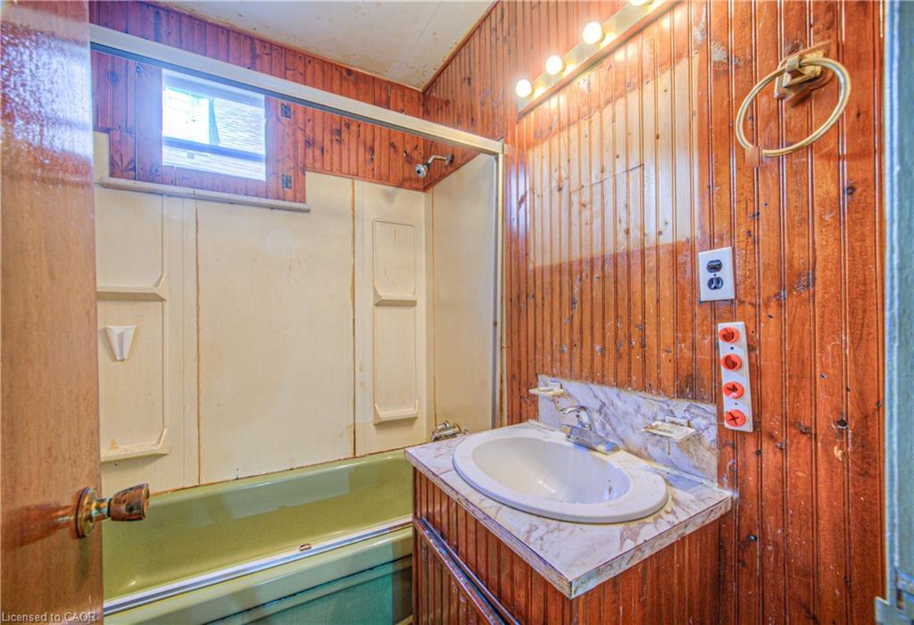 20 Beatty Avenue, Hamilton, ON - Indoor Photo Showing Bathroom