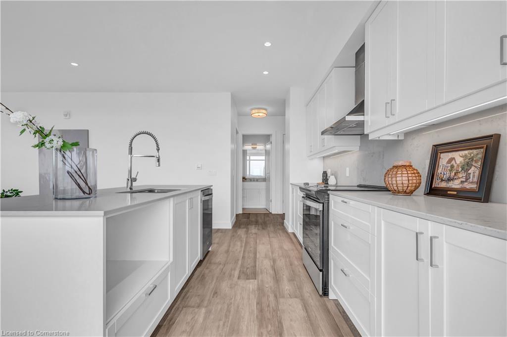 1414-15 Glebe Street, Cambridge, ON - Indoor Photo Showing Kitchen With Upgraded Kitchen