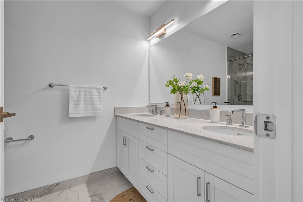 1414-15 Glebe Street, Cambridge, ON - Indoor Photo Showing Bathroom