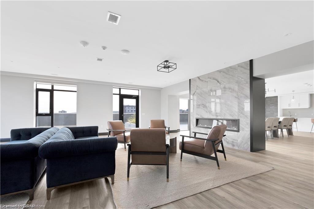 1414-15 Glebe Street, Cambridge, ON - Indoor Photo Showing Living Room