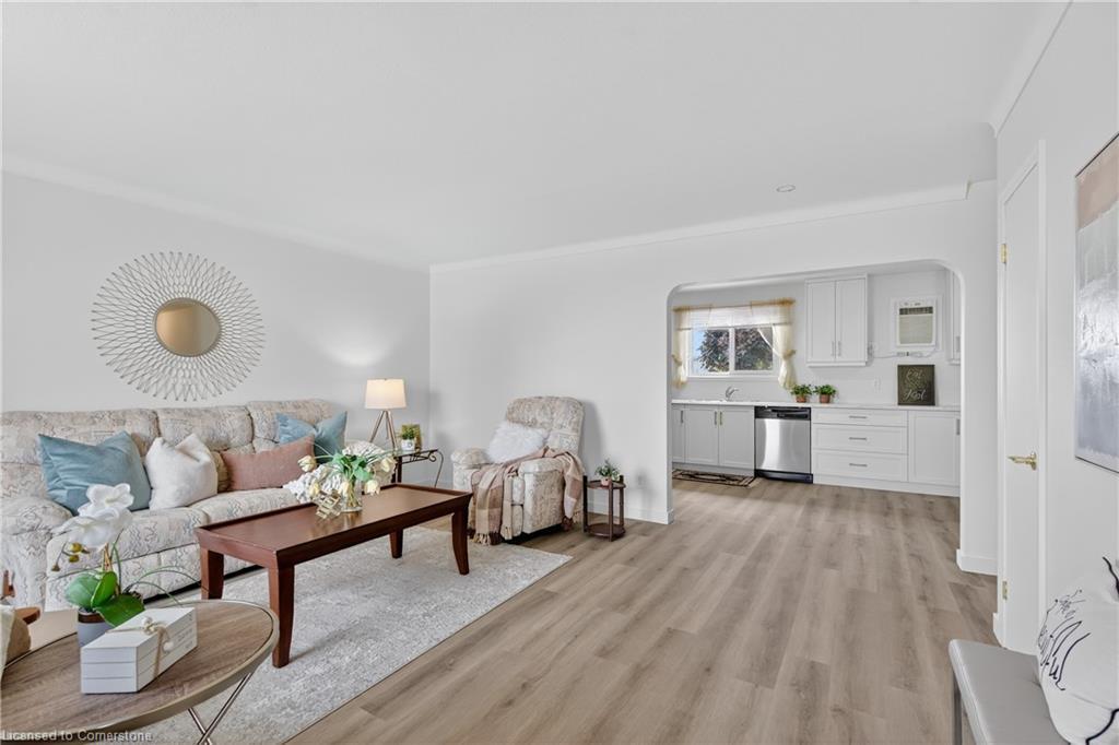 2041 Third Street Louth, St. Catharines, ON - Indoor Photo Showing Living Room