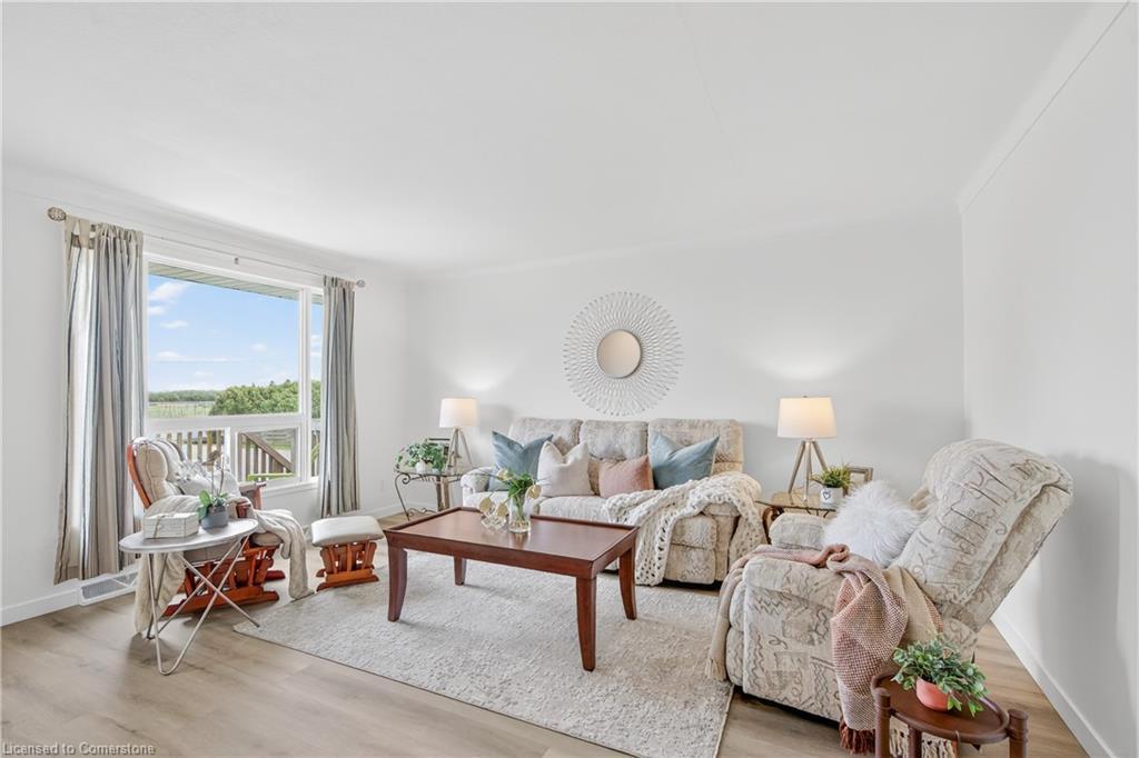 2041 Third Street Louth, St. Catharines, ON - Indoor Photo Showing Living Room
