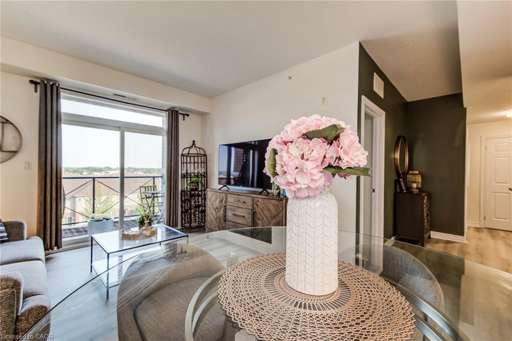 401-2 Colonial Drive, Guelph, ON - Indoor Photo Showing Living Room