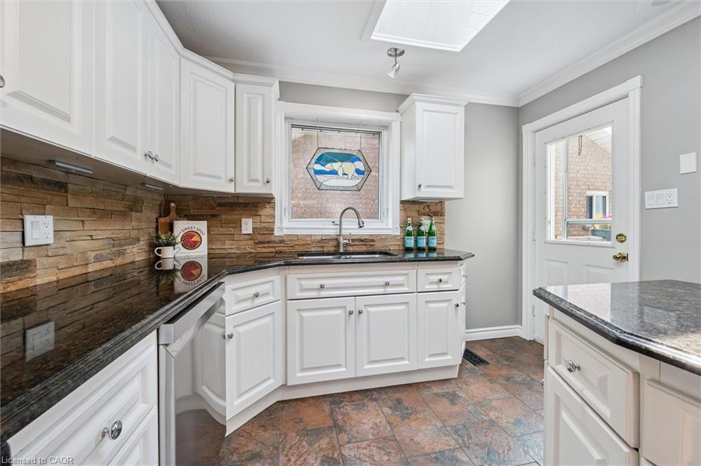 114 Delavan Drive, Cambridge, ON - Indoor Photo Showing Kitchen With Upgraded Kitchen