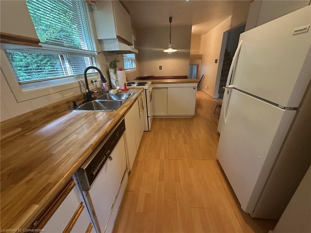1588 Hobbs Crescent, Mississauga, ON - Indoor Photo Showing Kitchen With Double Sink
