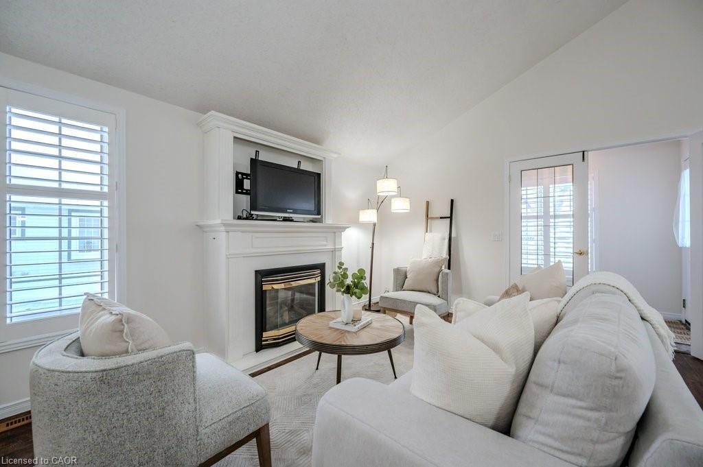 185 Wesley Crescent, Waterloo, ON - Indoor Photo Showing Living Room With Fireplace
