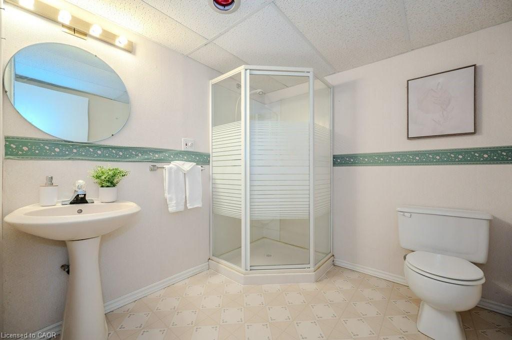 185 Wesley Crescent, Waterloo, ON - Indoor Photo Showing Bathroom