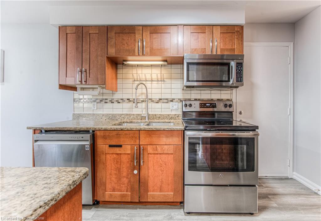 582 Drummerhill Crescent, Waterloo, ON - Indoor Photo Showing Kitchen With Double Sink