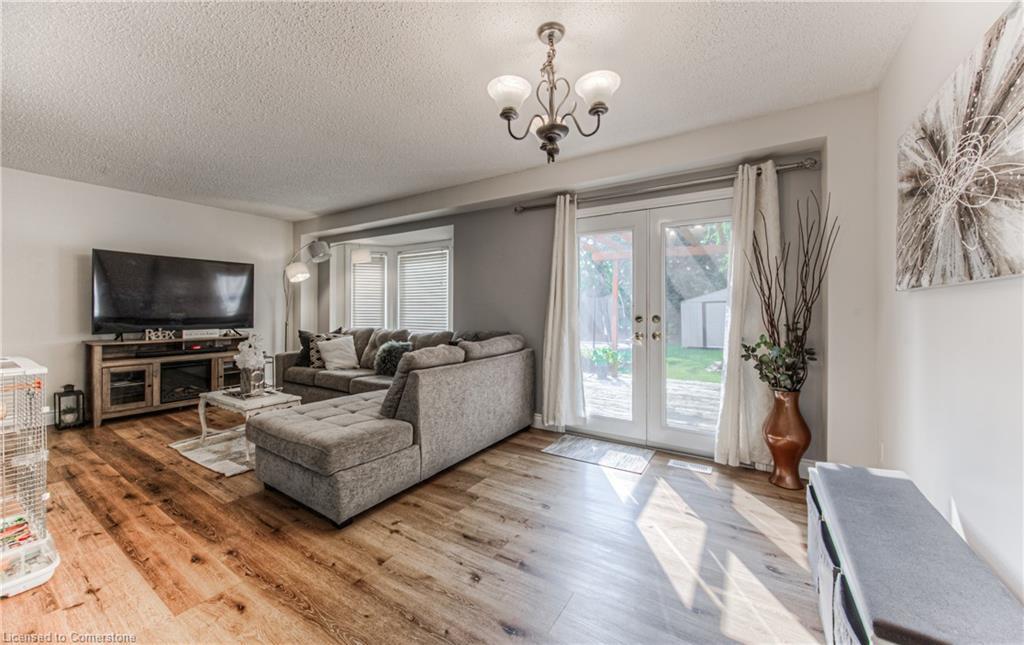 582 Drummerhill Crescent, Waterloo, ON - Indoor Photo Showing Living Room