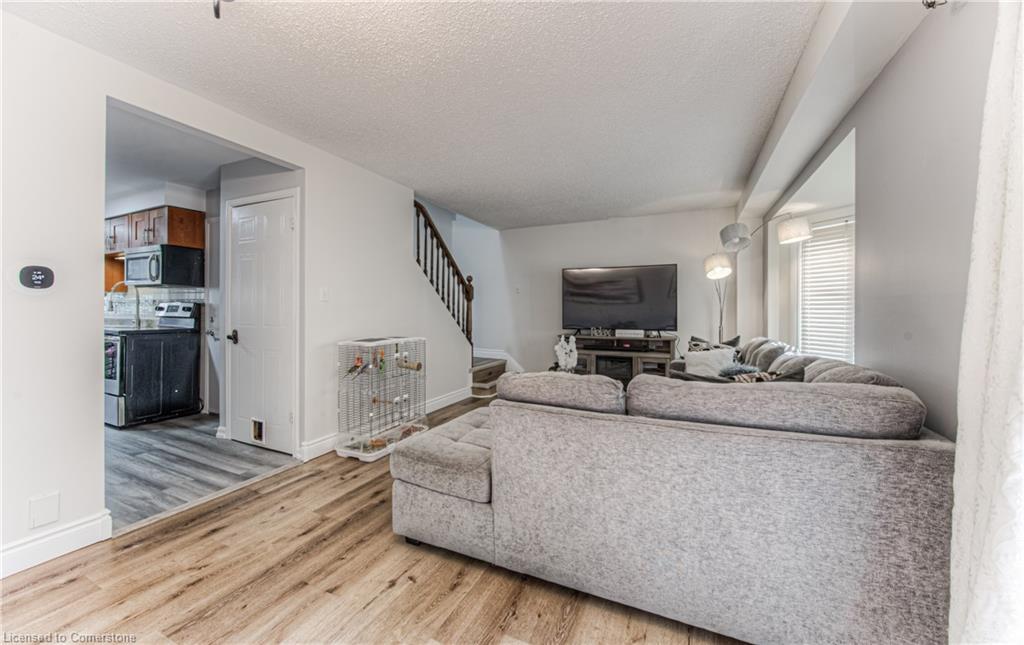 582 Drummerhill Crescent, Waterloo, ON - Indoor Photo Showing Living Room