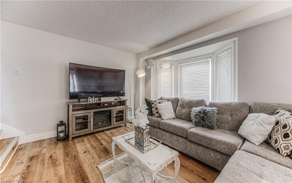 582 Drummerhill Crescent, Waterloo, ON - Indoor Photo Showing Living Room