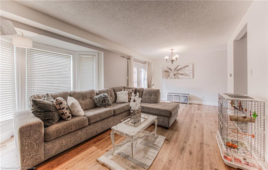 582 Drummerhill Crescent, Waterloo, ON - Indoor Photo Showing Living Room
