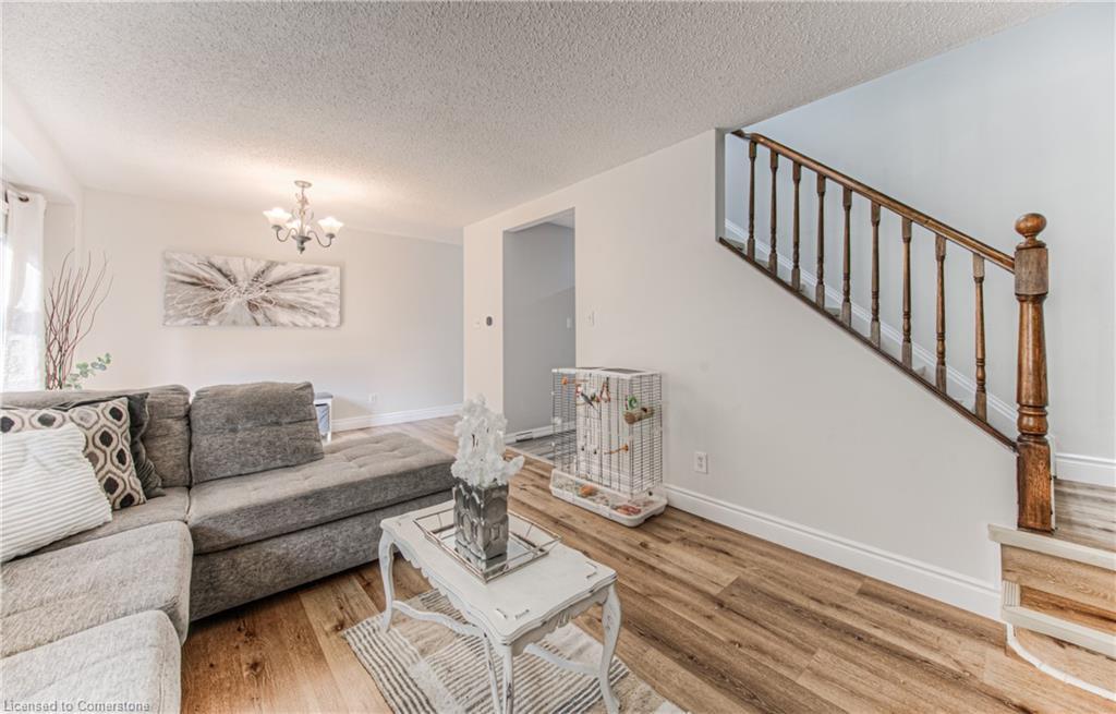 582 Drummerhill Crescent, Waterloo, ON - Indoor Photo Showing Living Room