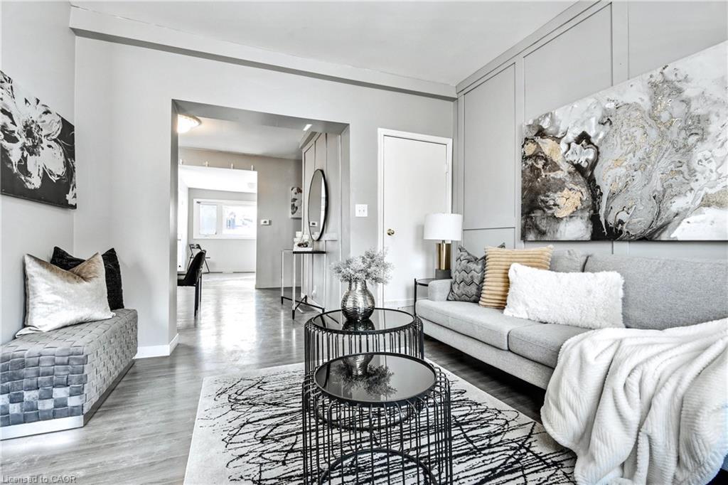 381 Herkimer Street, Hamilton, ON - Indoor Photo Showing Living Room