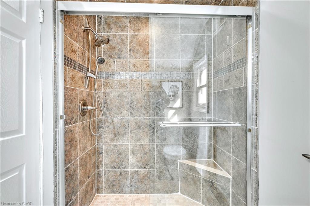 381 Herkimer Street, Hamilton, ON - Indoor Photo Showing Bathroom