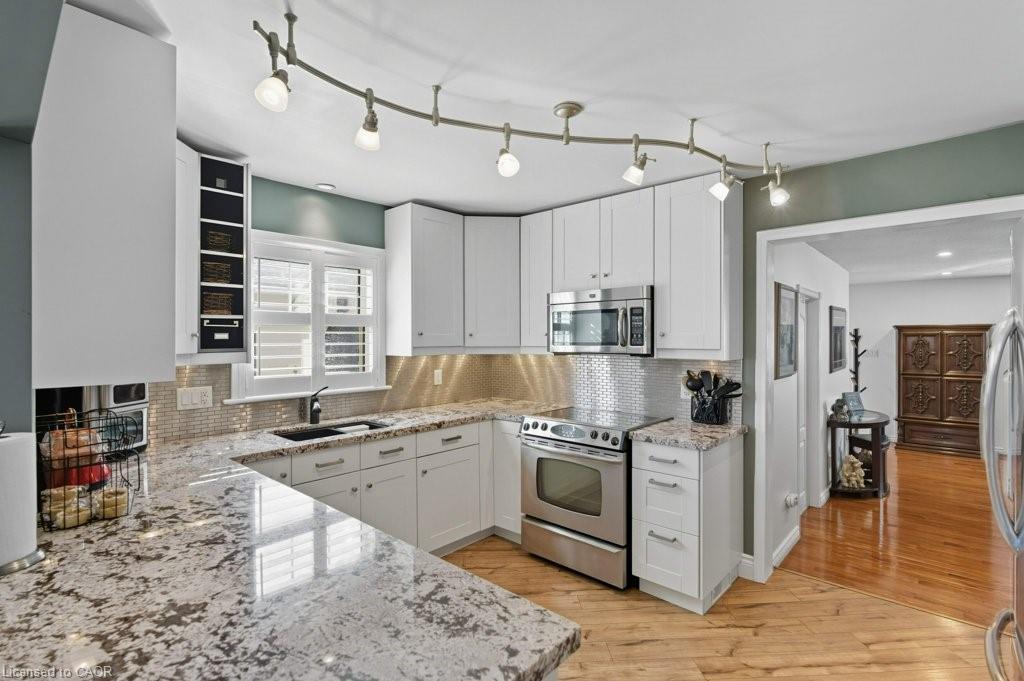 478 East 37Th Street, Hamilton, ON - Indoor Photo Showing Kitchen With Double Sink