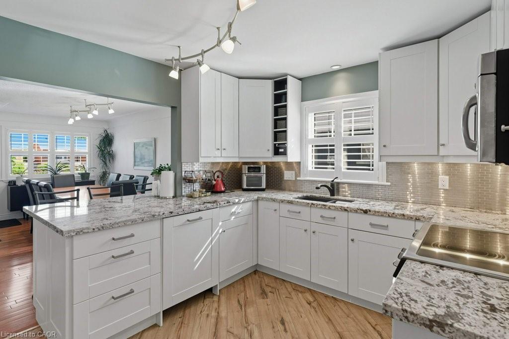 478 East 37Th Street, Hamilton, ON - Indoor Photo Showing Kitchen With Upgraded Kitchen