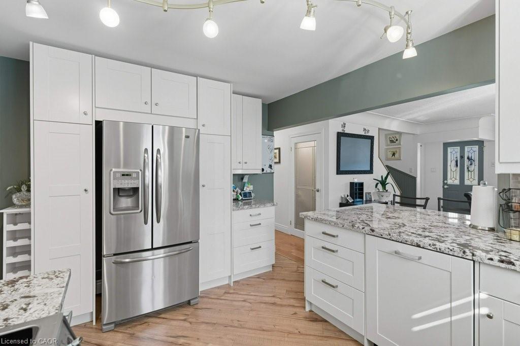 478 East 37Th Street, Hamilton, ON - Indoor Photo Showing Kitchen With Upgraded Kitchen