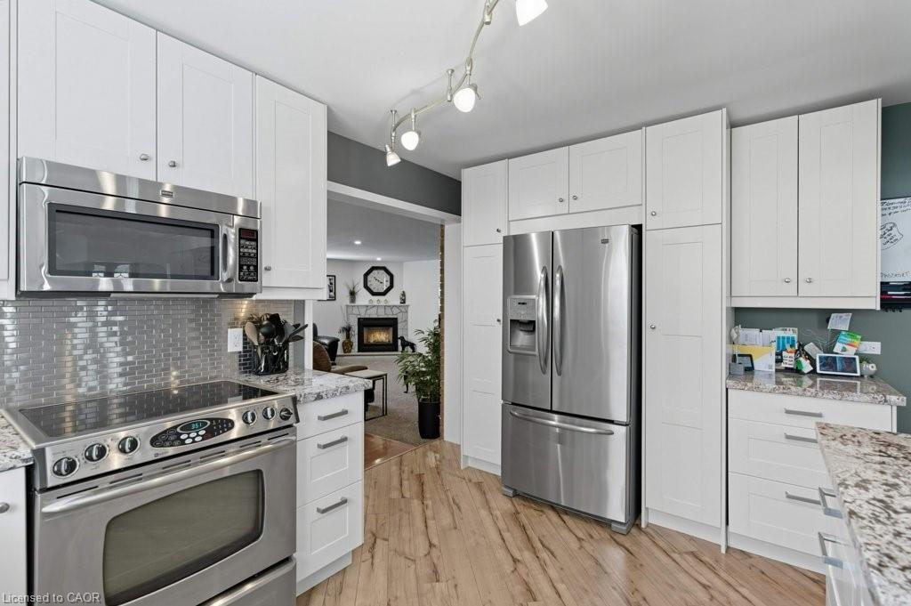 478 East 37Th Street, Hamilton, ON - Indoor Photo Showing Kitchen With Stainless Steel Kitchen With Upgraded Kitchen