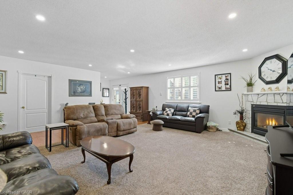 478 East 37Th Street, Hamilton, ON - Indoor Photo Showing Living Room With Fireplace