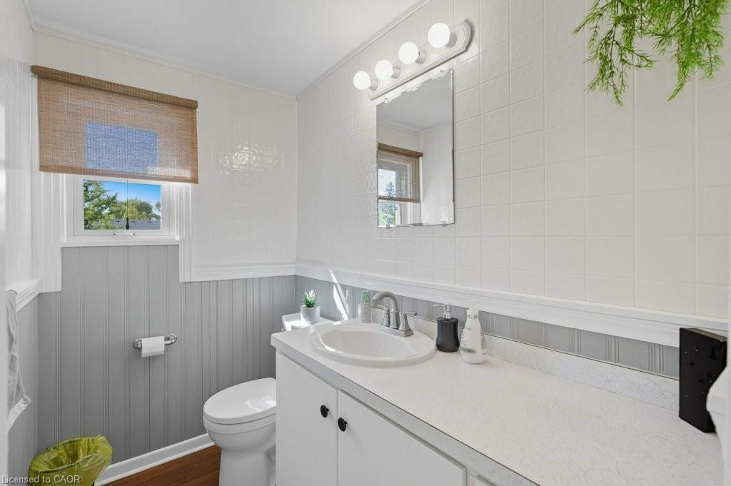 478 East 37Th Street, Hamilton, ON - Indoor Photo Showing Bathroom