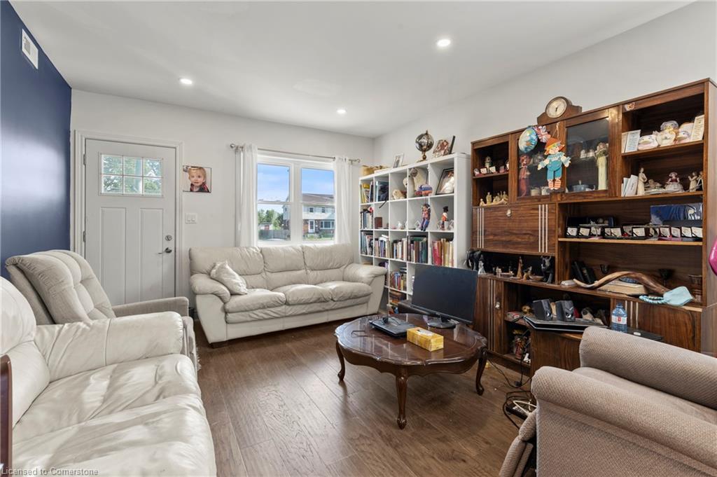 362 Carlton Street, St. Catharines, ON - Indoor Photo Showing Living Room