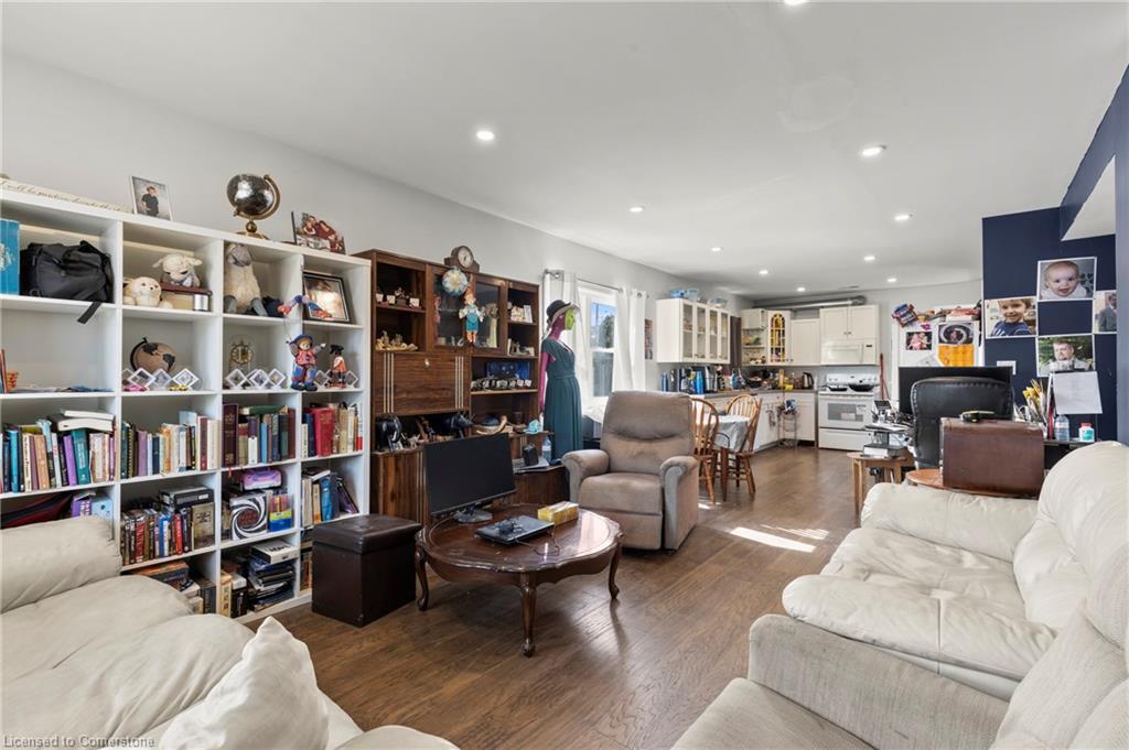 362 Carlton Street, St. Catharines, ON - Indoor Photo Showing Living Room